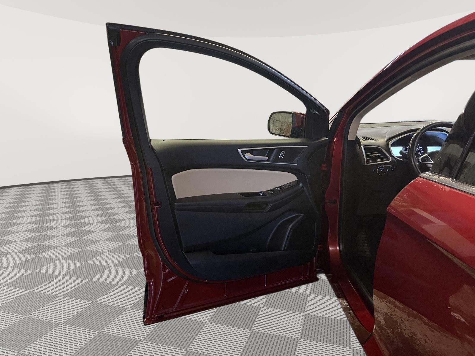 2017 Ford Edge photo 13 of 25