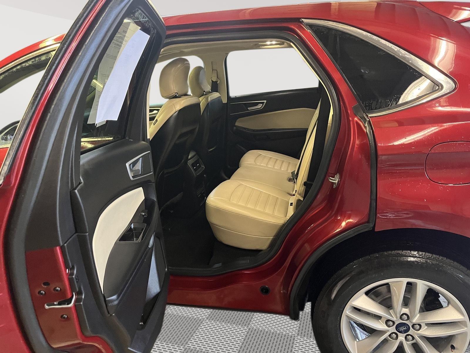 2017 Ford Edge photo 16 of 25