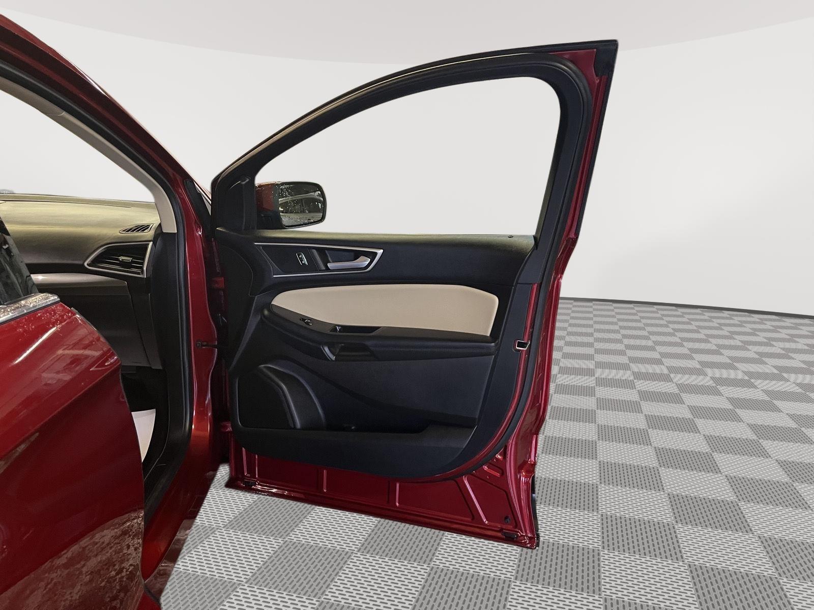 2017 Ford Edge photo 17 of 25