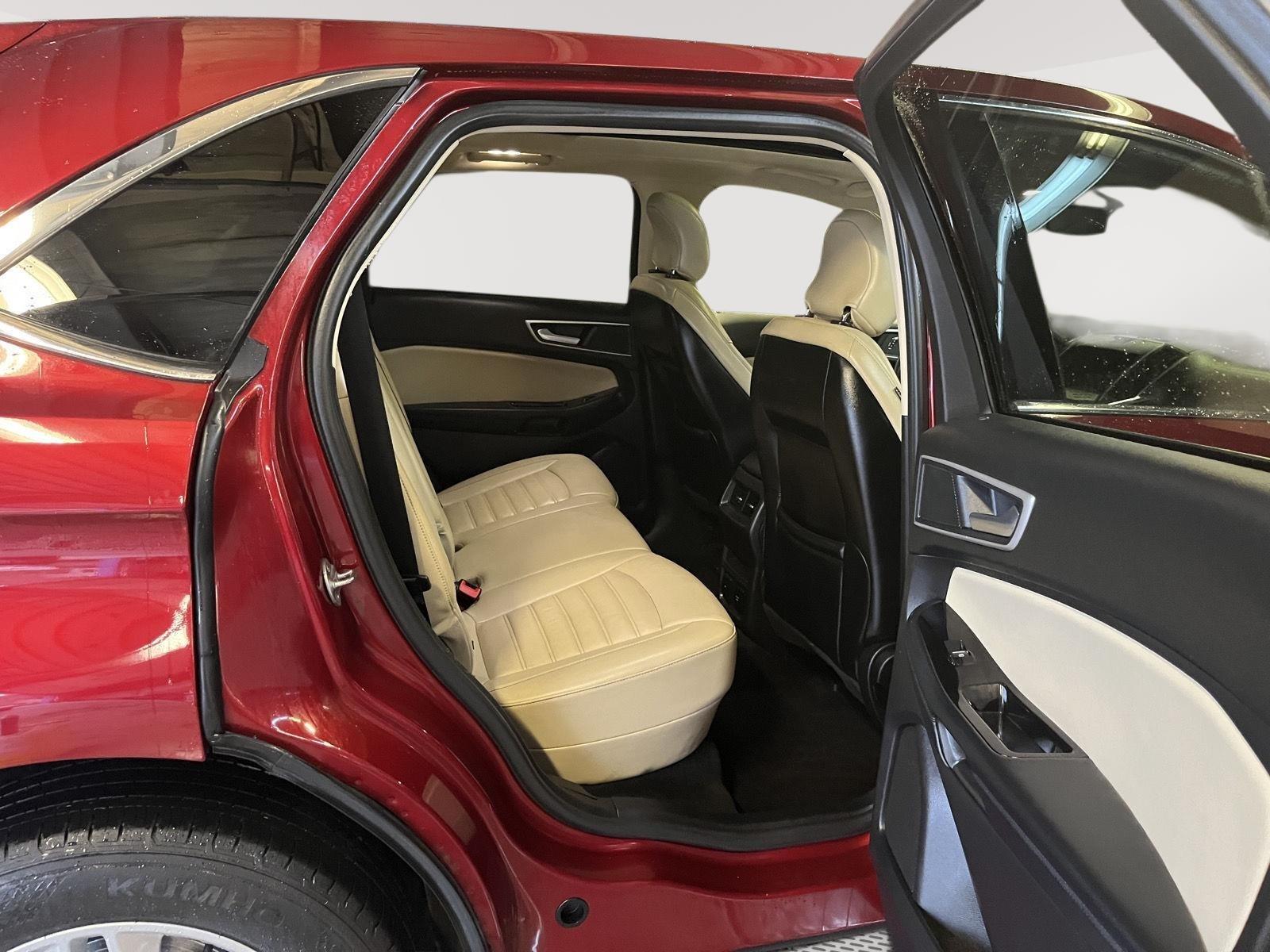 2017 Ford Edge photo 18 of 25