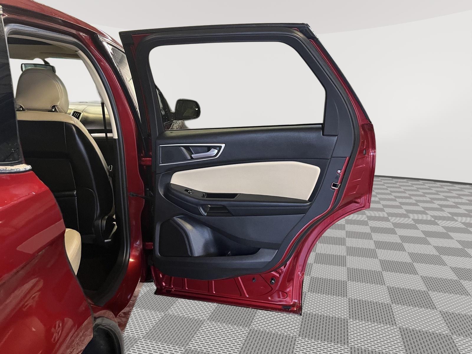 2017 Ford Edge photo 19 of 25