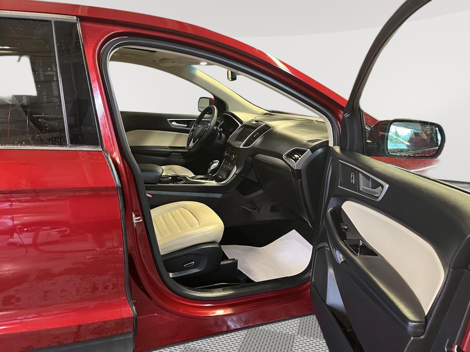 2017 Ford Edge photo 22 of 25