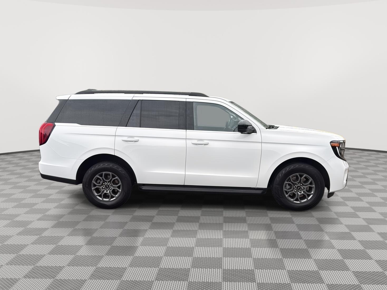 2025 Ford Expedition photo 4 of 26