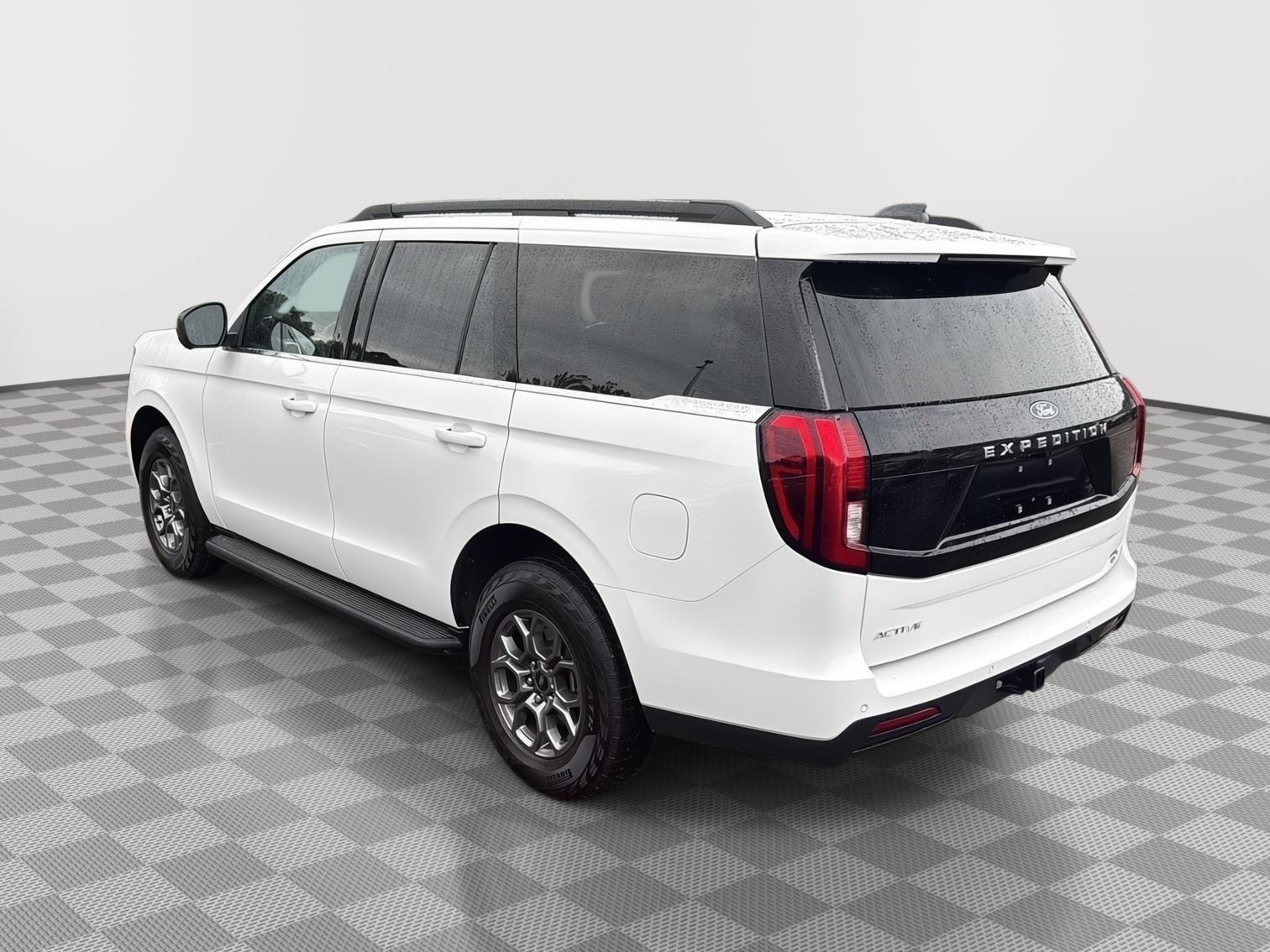 2025 Ford Expedition photo 7 of 26
