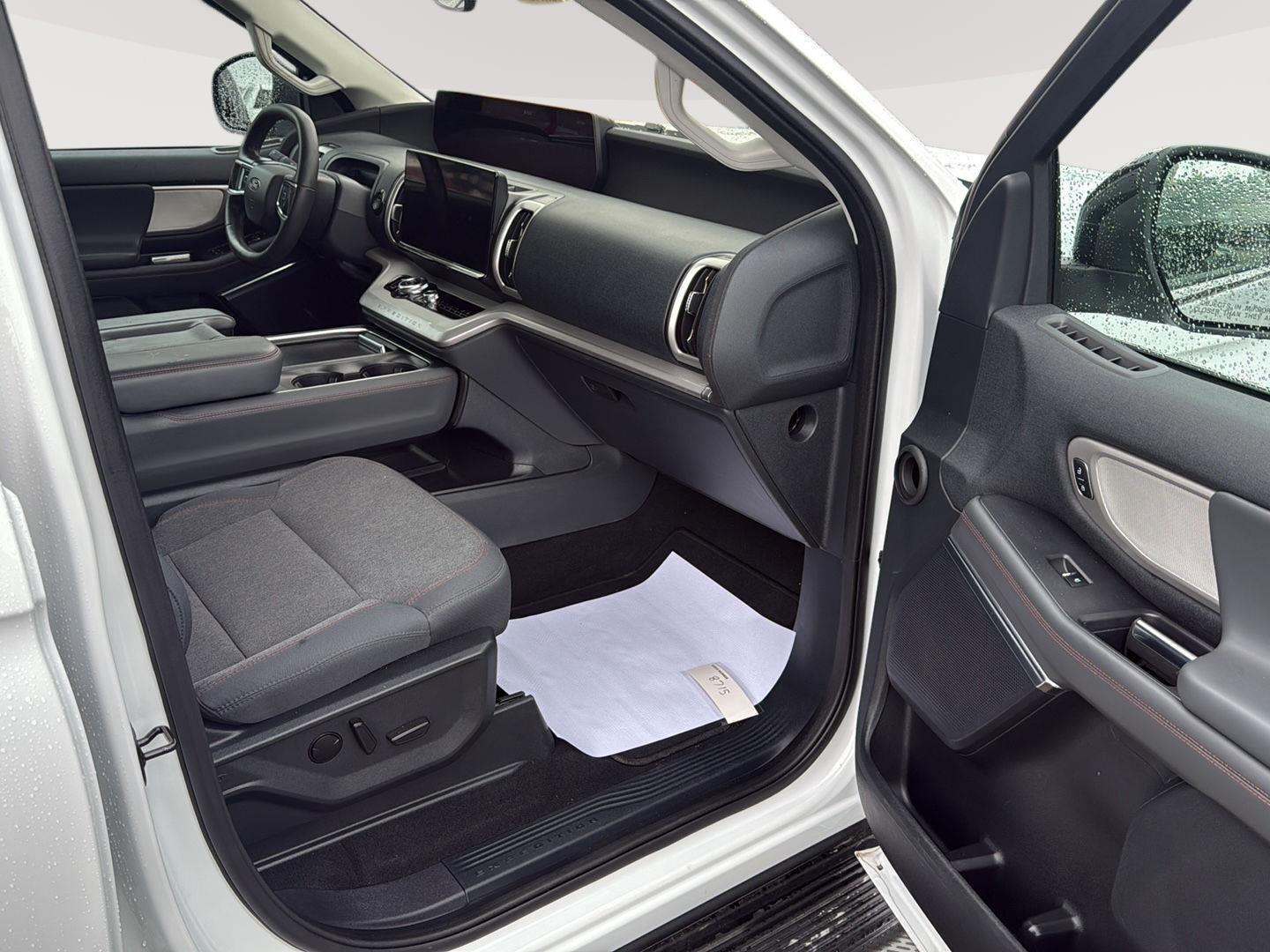 2025 Ford Expedition photo 23 of 26