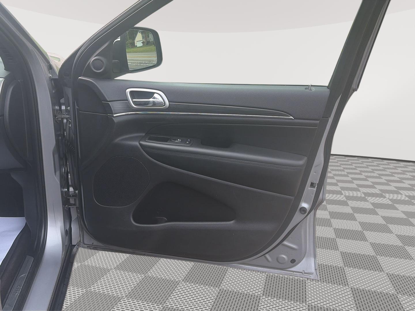 2019 Jeep Grand Cherokee photo 16 of 27