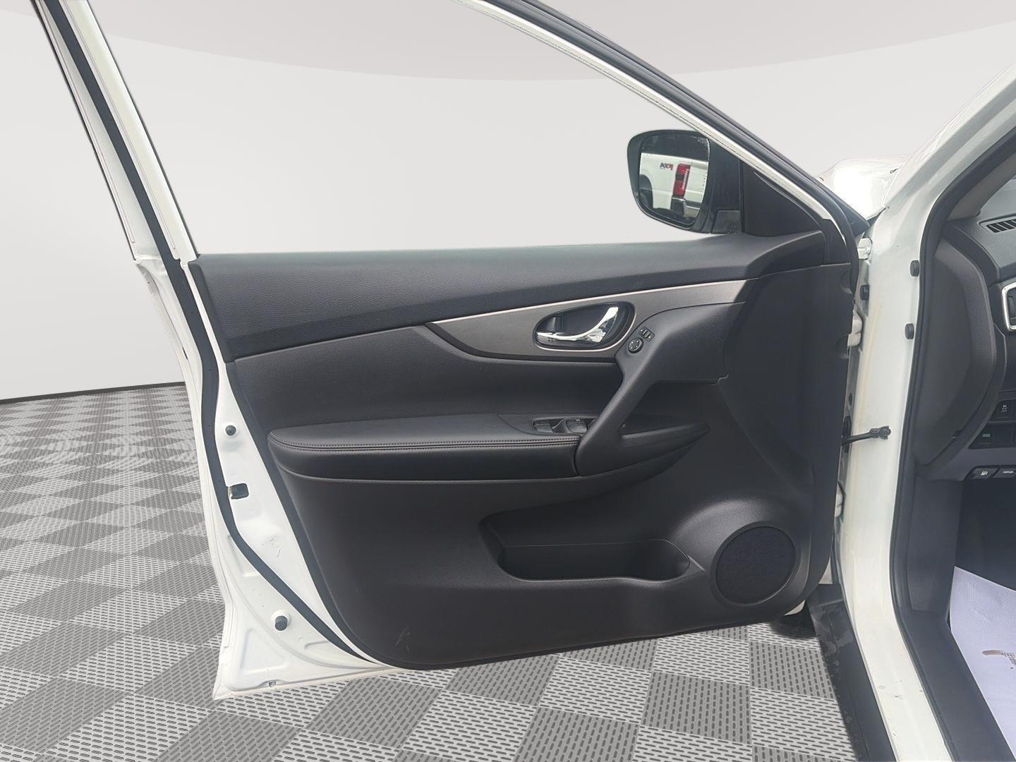 2016 Nissan Rogue photo 10 of 29