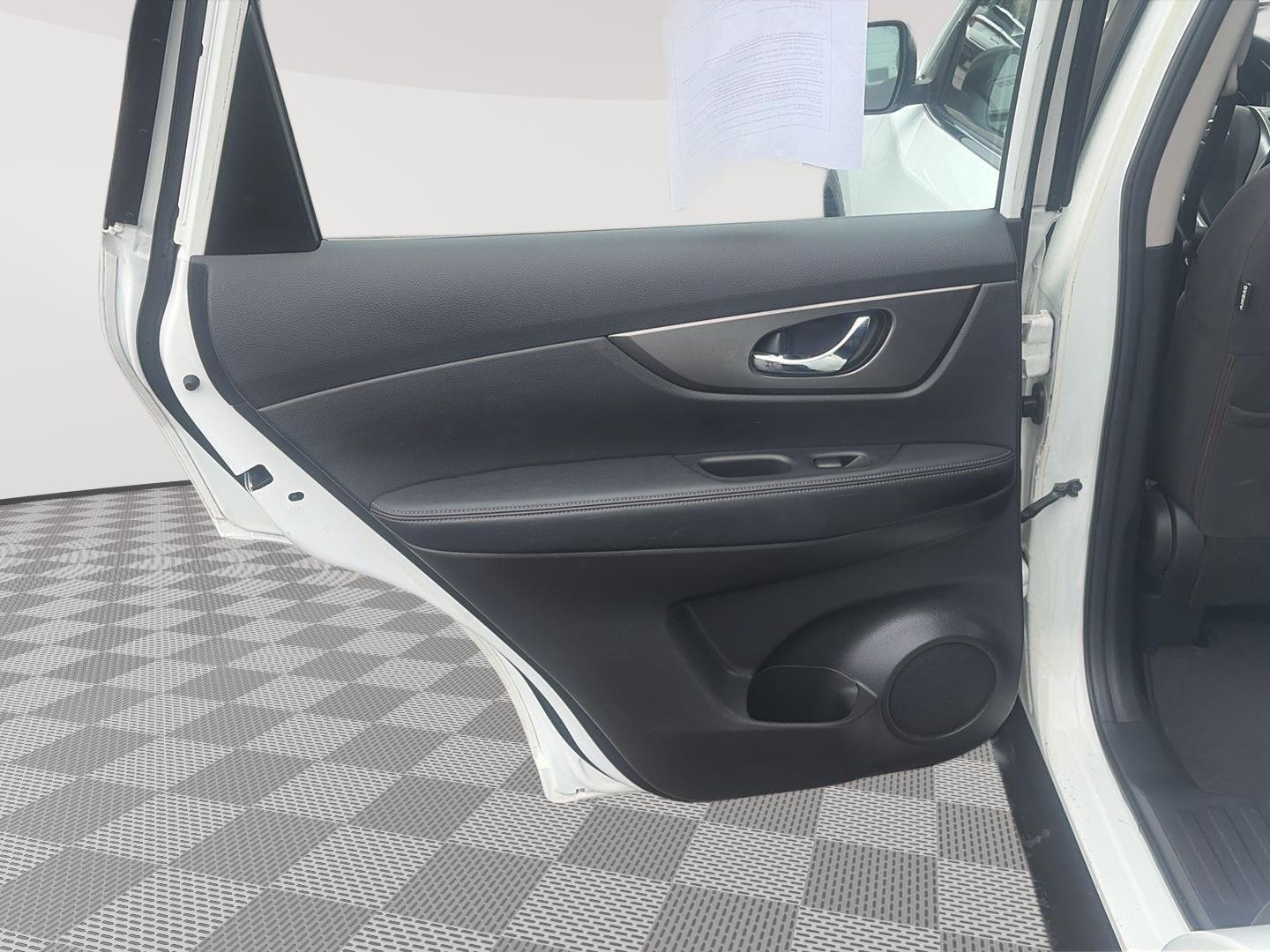 2016 Nissan Rogue photo 12 of 29