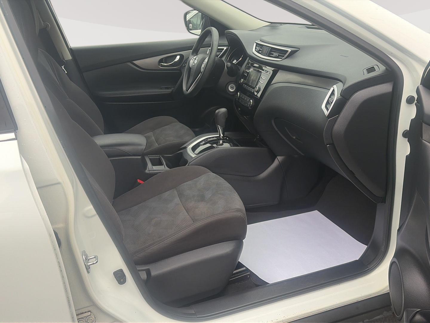 2016 Nissan Rogue photo 14 of 29