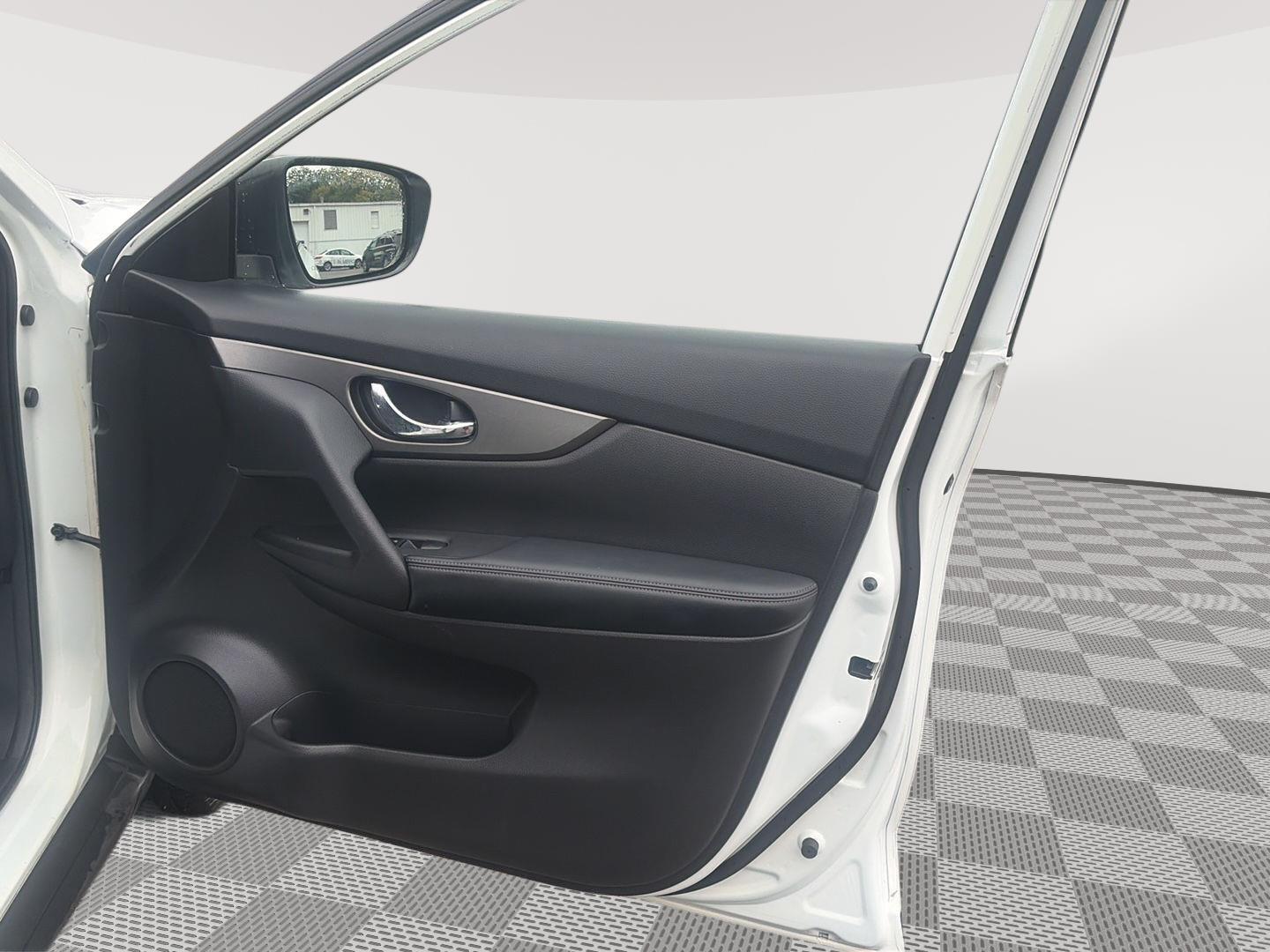 2016 Nissan Rogue photo 15 of 29