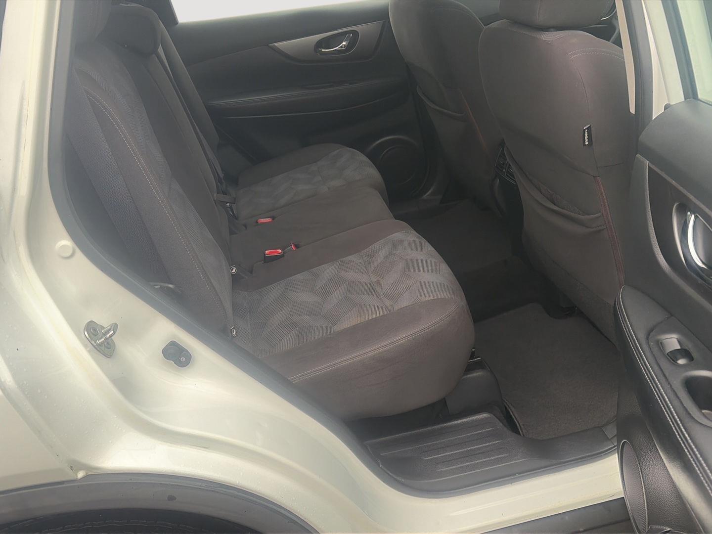 2016 Nissan Rogue photo 16 of 29