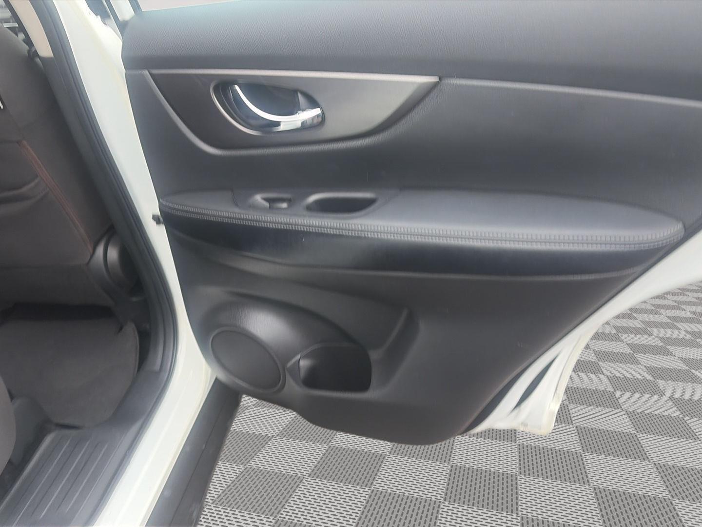 2016 Nissan Rogue photo 17 of 29