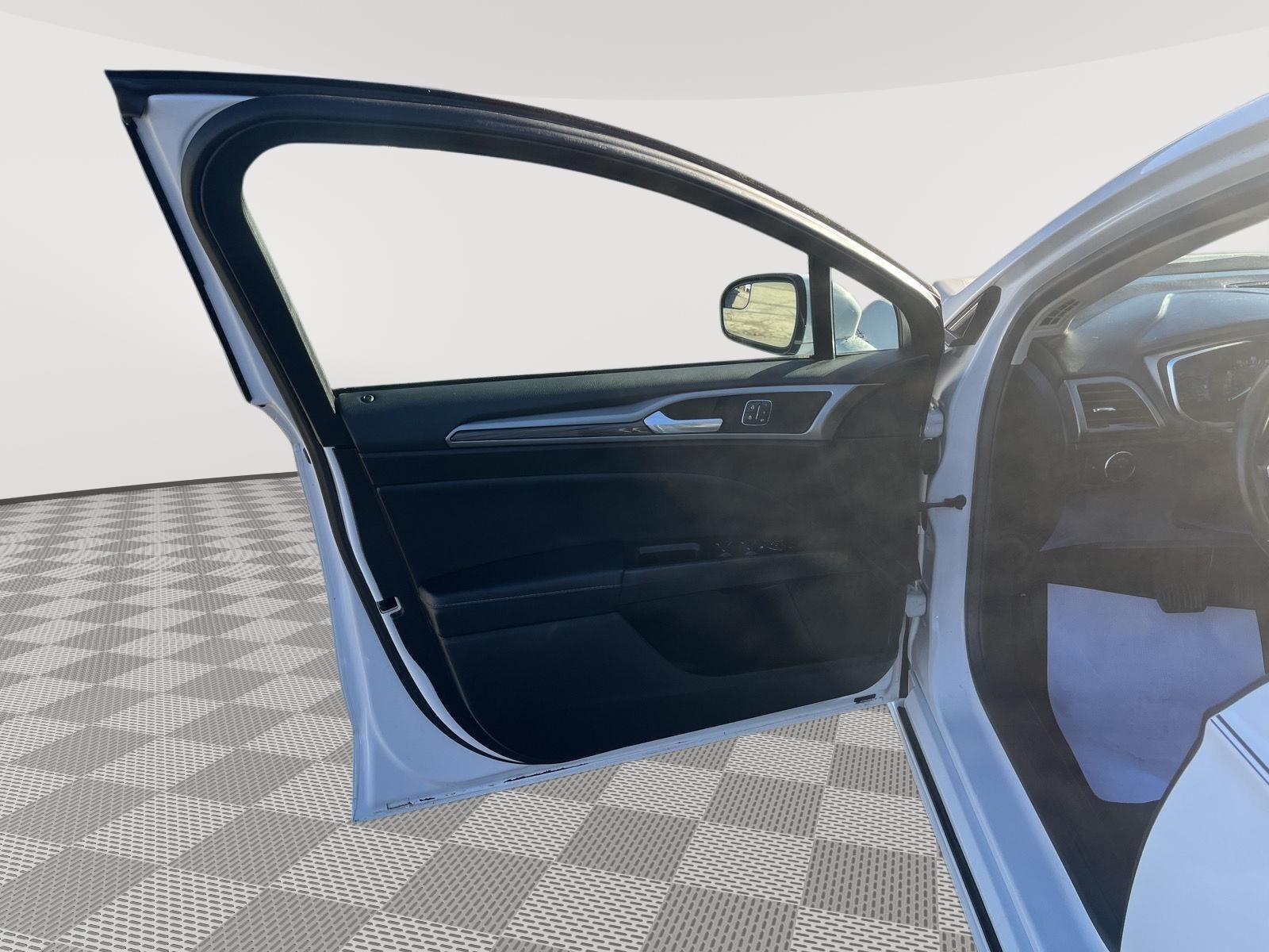 2017 Ford Fusion photo 13 of 25