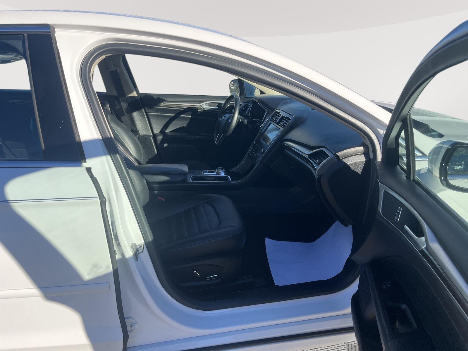 2017 Ford Fusion photo 17 of 25