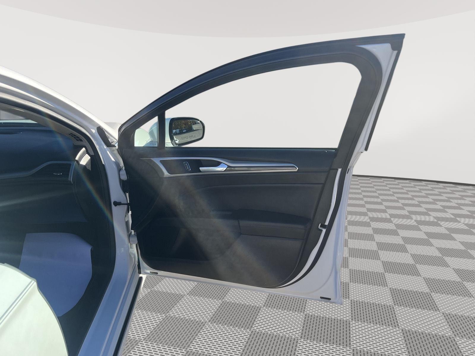 2017 Ford Fusion photo 18 of 25