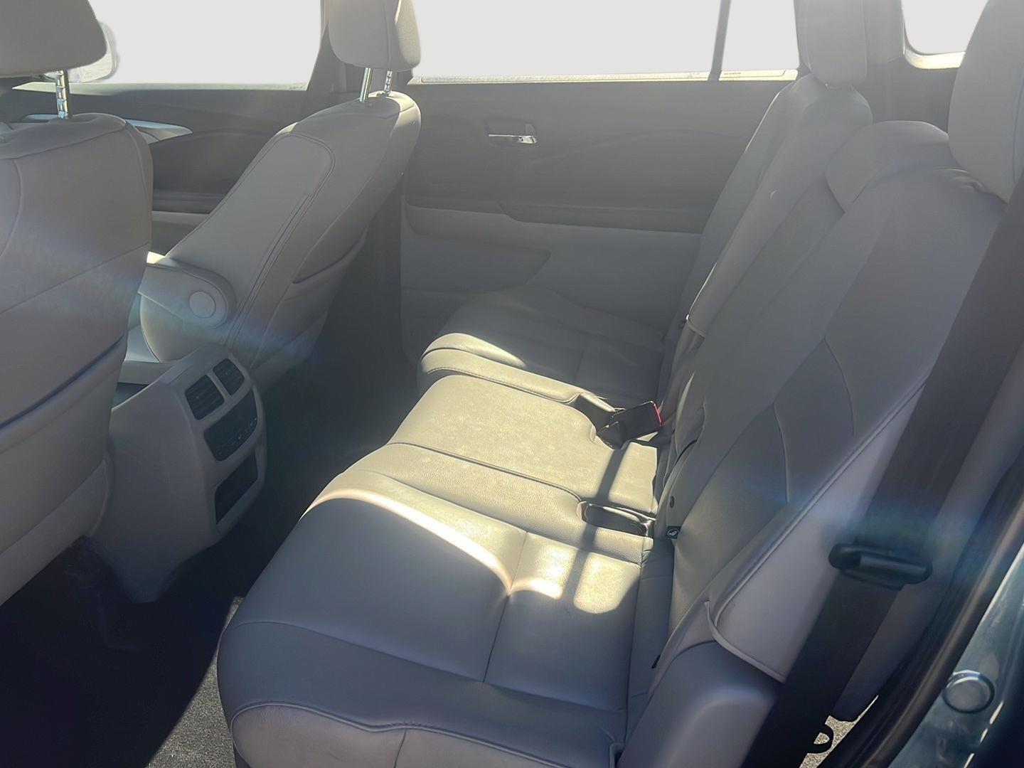 2018 Honda Pilot photo 17 of 26