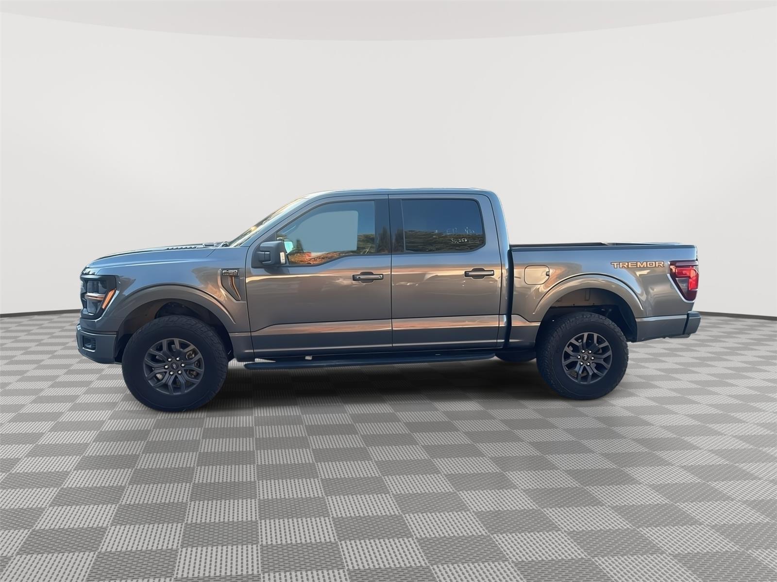 2025 Ford F-150 photo 2 of 27
