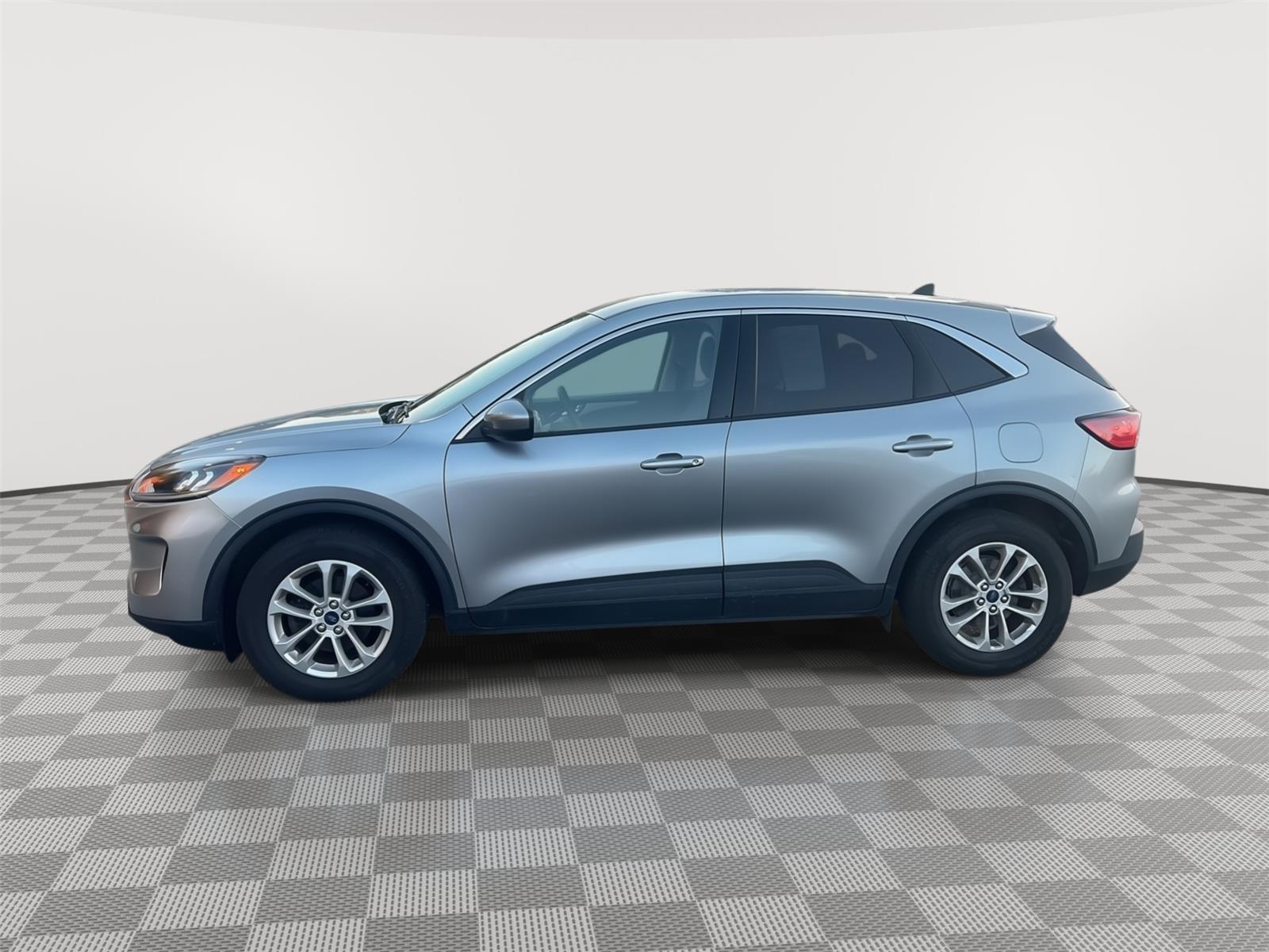 2021 Ford Escape photo 2 of 25