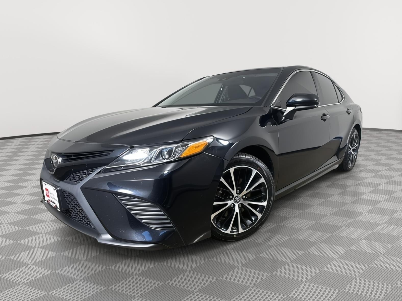 Midnight Black Metallic 2018 Toyota Camry Sedan Front-Wheel Drive Automatic