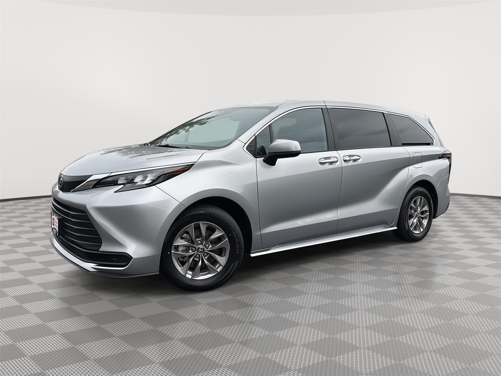 Celestial Silver Metallic 2025 Toyota Sienna Minivan Front-Wheel Drive Automatic