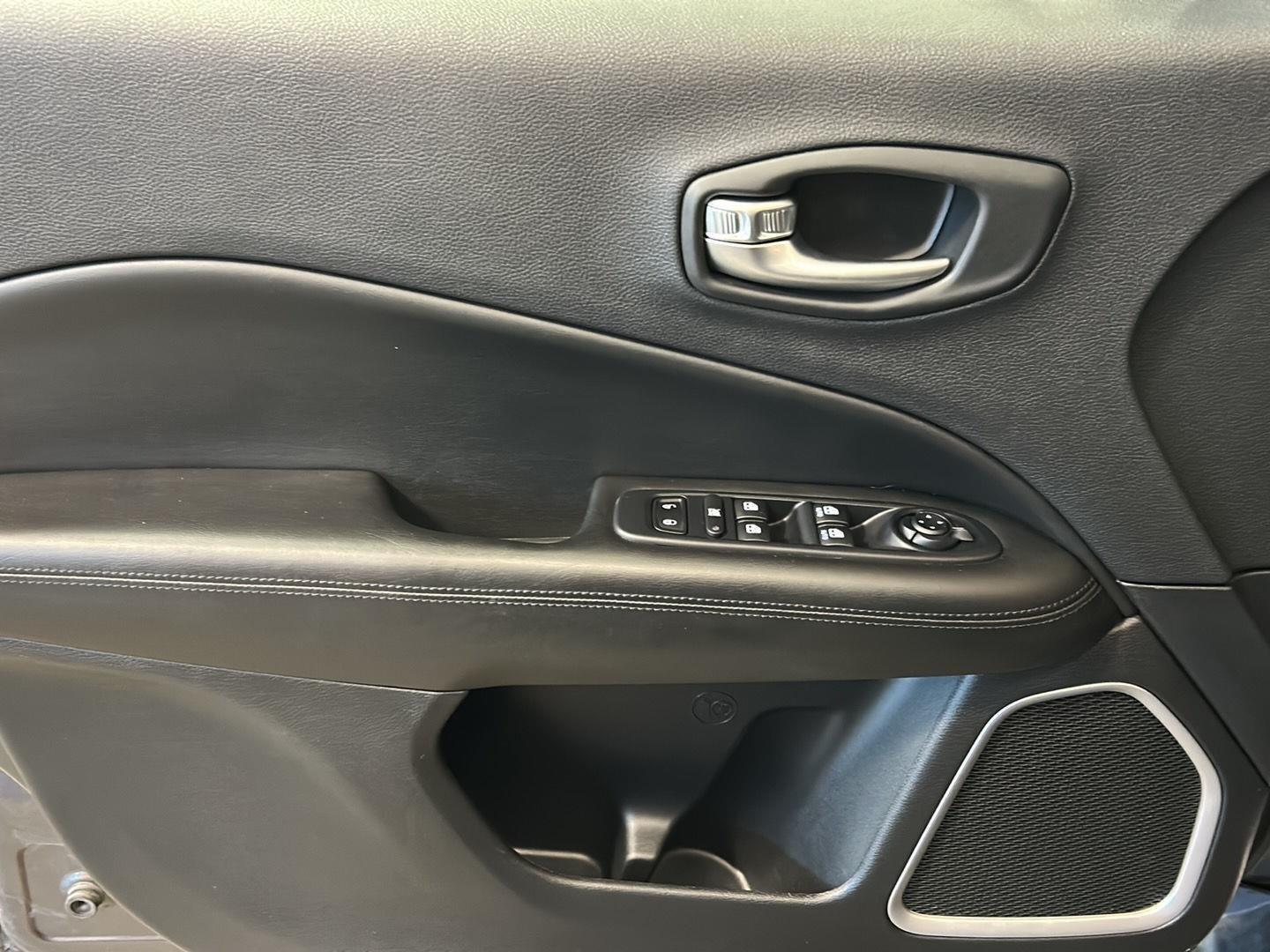 Used 2021 Granite Crystal Metallic Clearcoat Jeep Altitude image 9