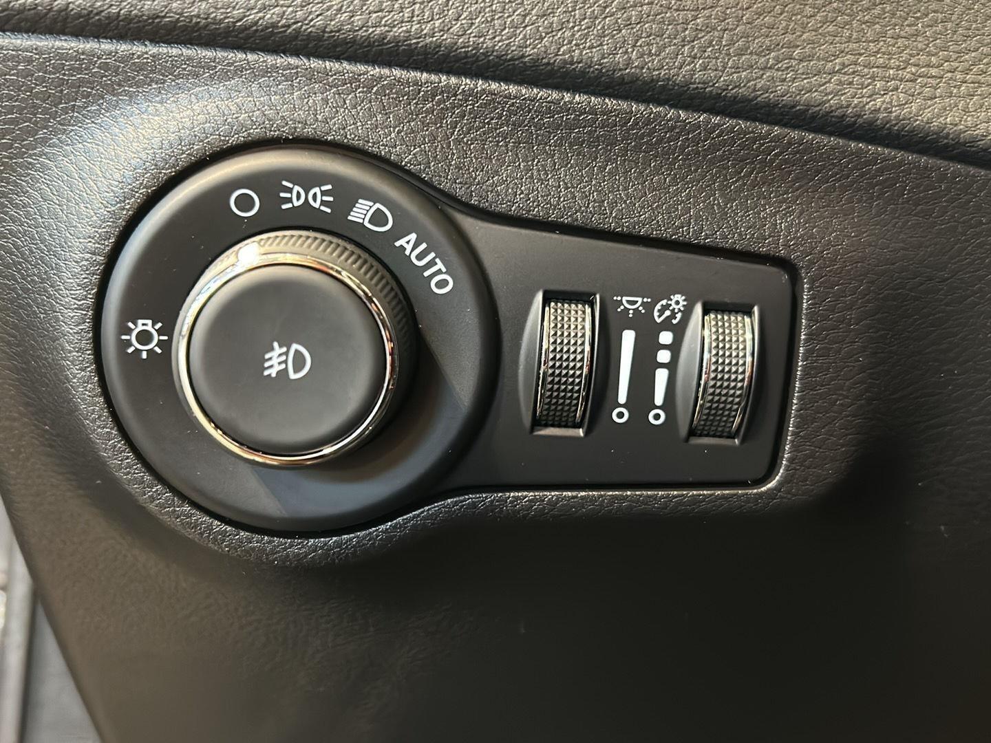 Used 2021 Granite Crystal Metallic Clearcoat Jeep Altitude image 10