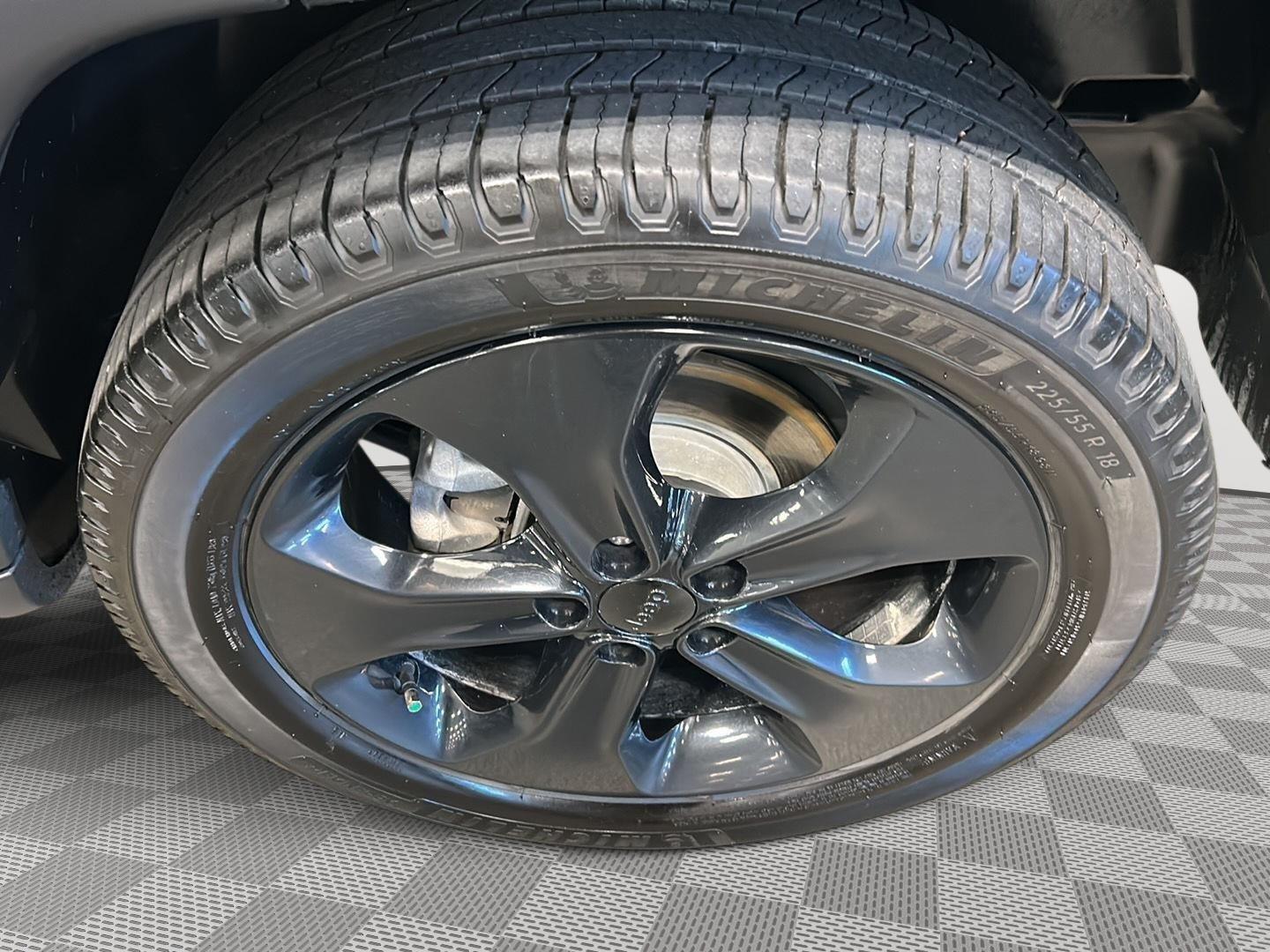 Used 2021 Granite Crystal Metallic Clearcoat Jeep Altitude image 23