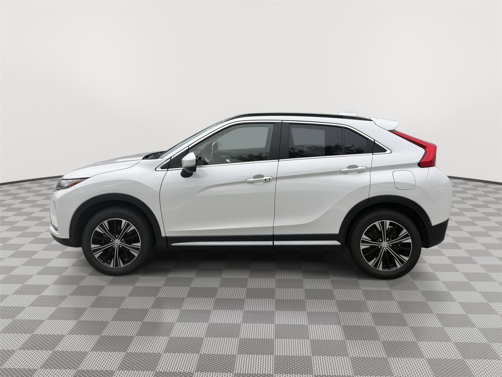 Used 2019 Pearl White Mitsubishi SEL image 6
