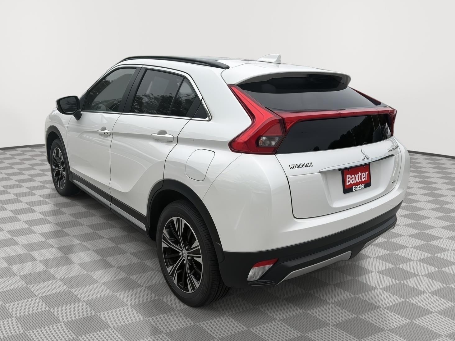 Used 2019 Pearl White Mitsubishi SEL image 9
