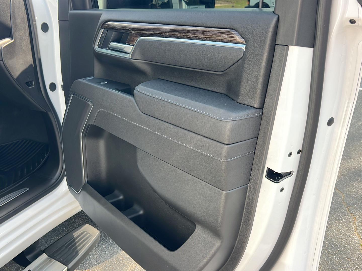 Used 2025 Summit White Chevrolet LT image 14