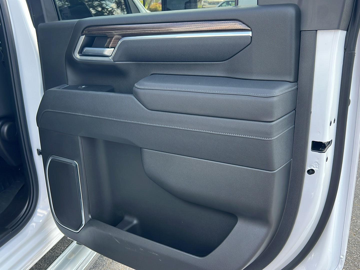 Used 2025 Summit White Chevrolet LT image 15