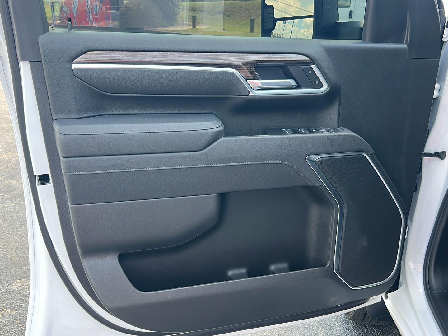 Used 2025 Summit White Chevrolet LT image 16