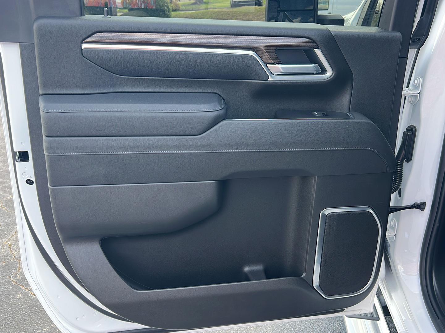 Used 2025 Summit White Chevrolet LT image 17