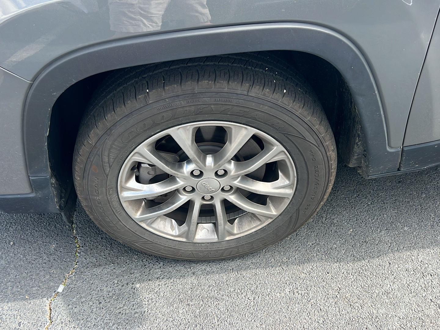 Used 2021 Sting-Gray Clearcoat Jeep Latitude Plus image 3