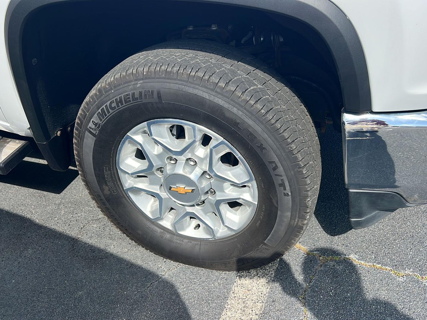 Used 2022 Summit White Chevrolet LT image 7