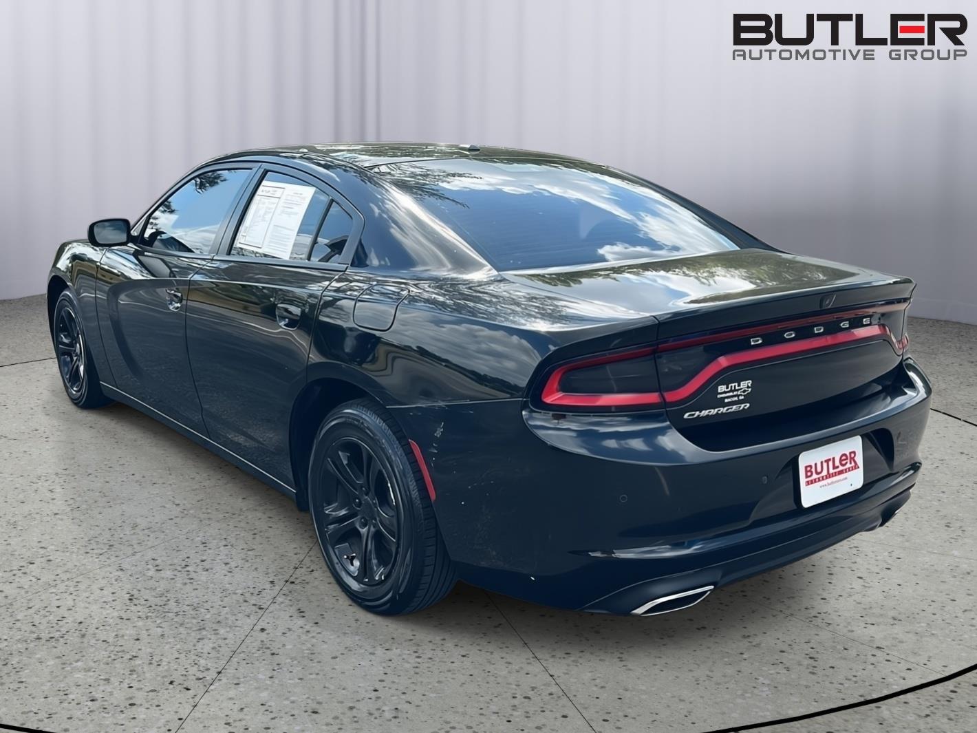 Used 2019 Pitch Black Clearcoat Dodge SXT image 4
