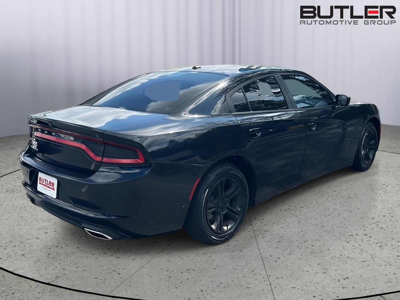 Used 2019 Pitch Black Clearcoat Dodge SXT image 6