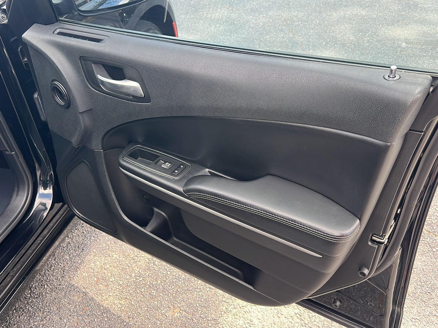 Used 2019 Pitch Black Clearcoat Dodge SXT image 15