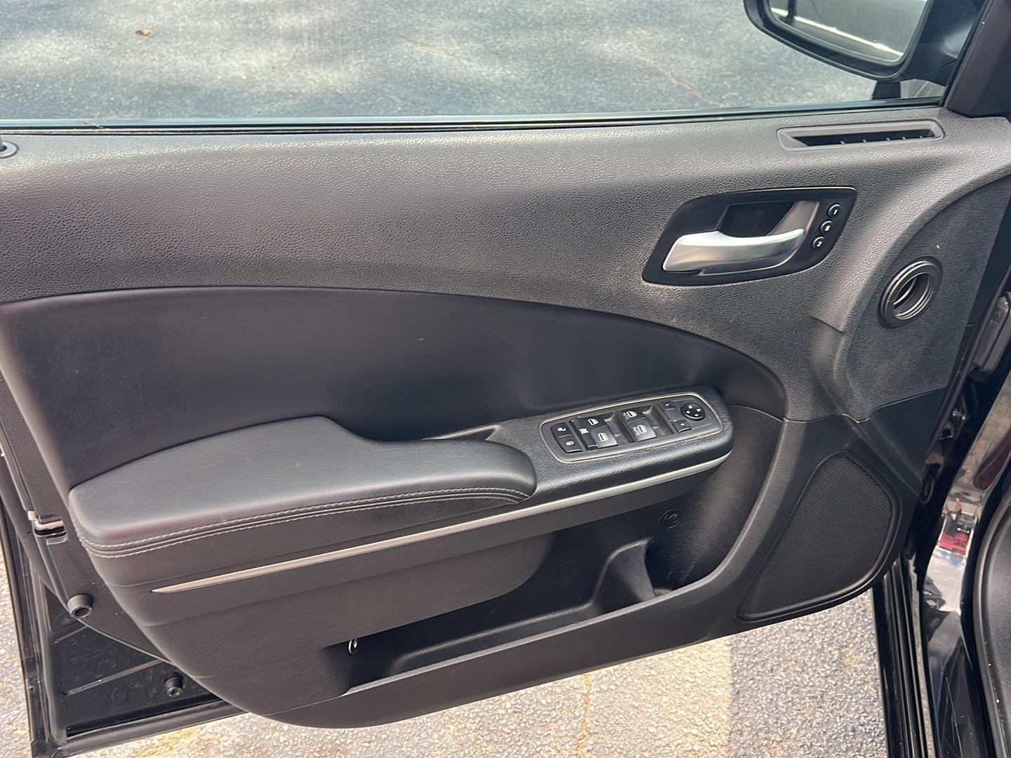 Used 2019 Pitch Black Clearcoat Dodge SXT image 17