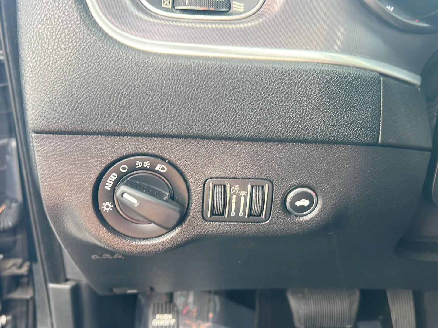 Used 2019 Pitch Black Clearcoat Dodge SXT image 20