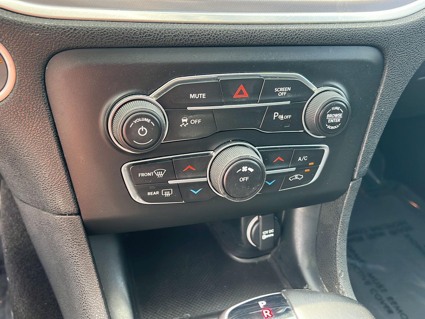 Used 2019 Pitch Black Clearcoat Dodge SXT image 29