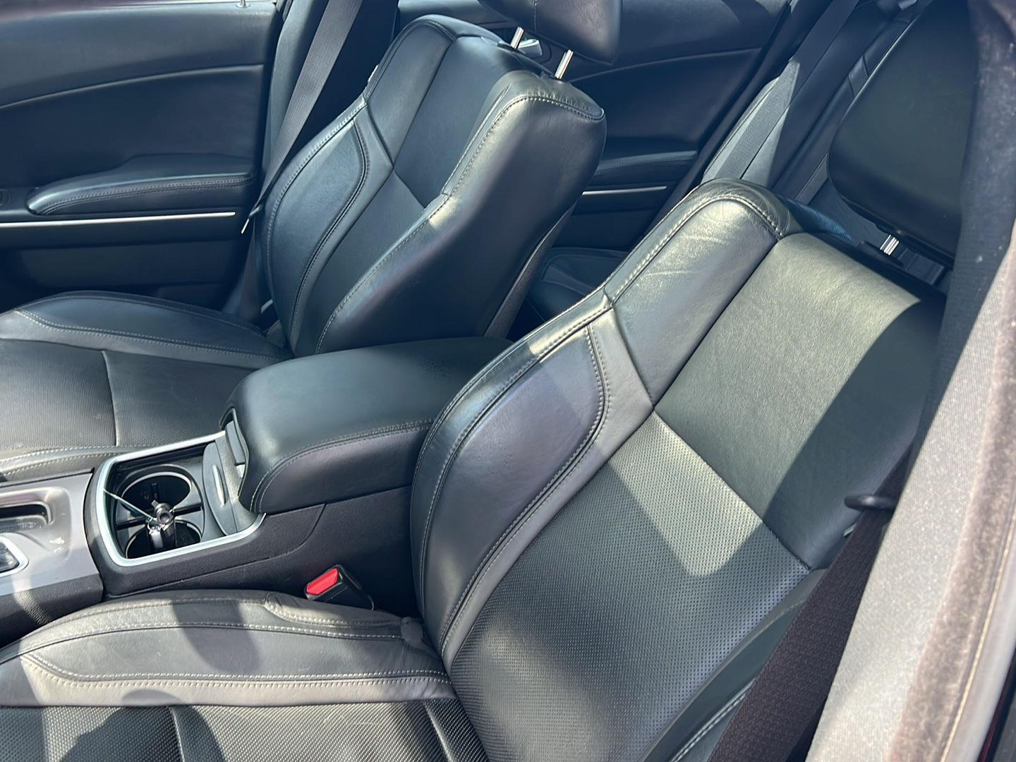 Used 2019 Pitch Black Clearcoat Dodge SXT image 31