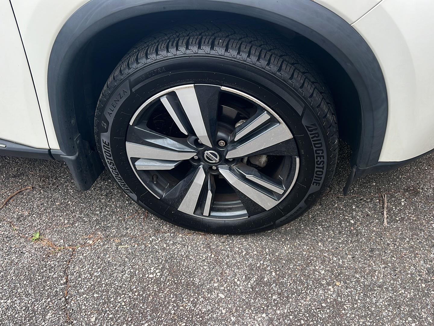 Used 2021 Pearl White Tricoat Nissan SL image 6