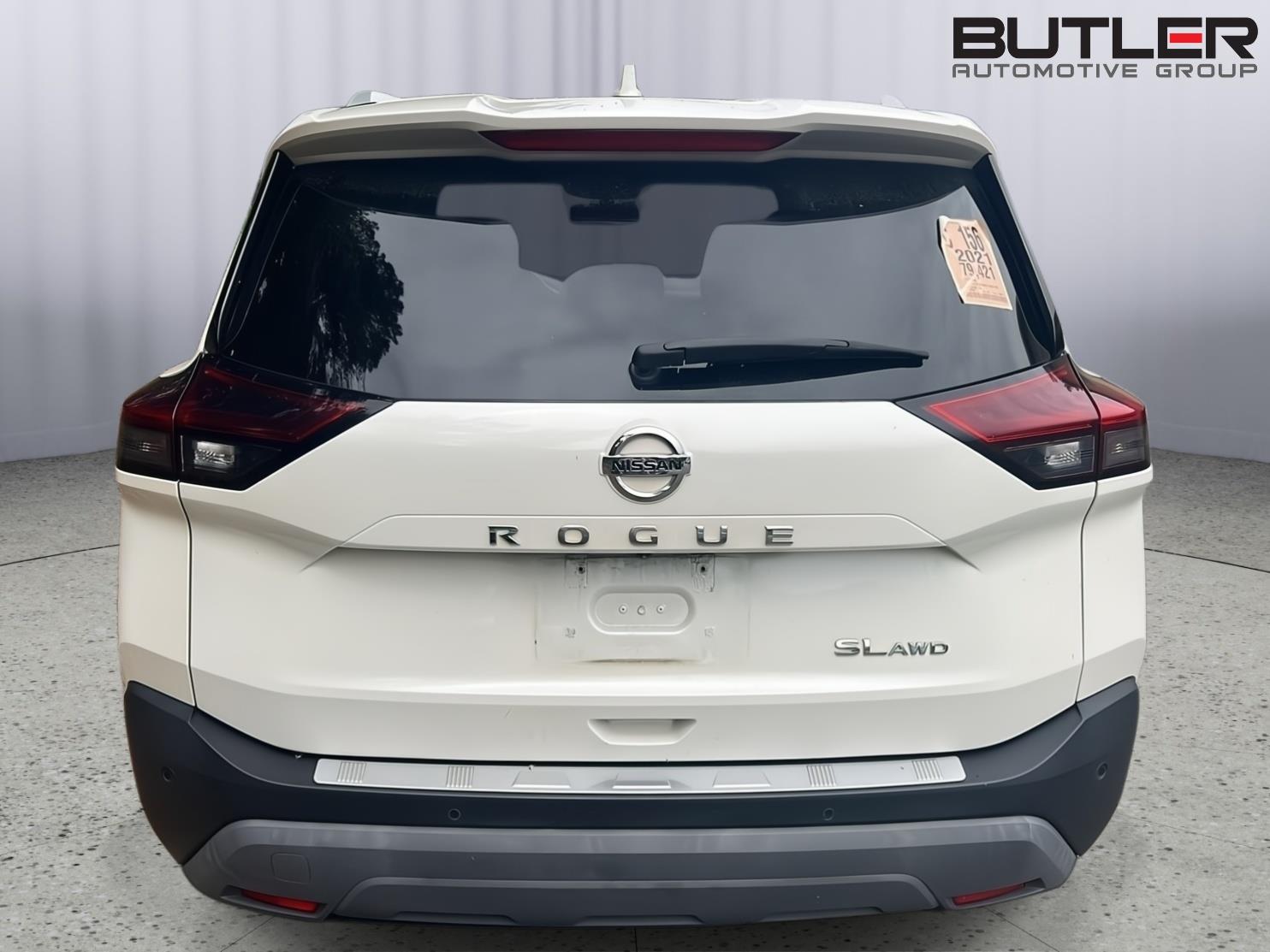 Used 2021 Pearl White Tricoat Nissan SL image 9