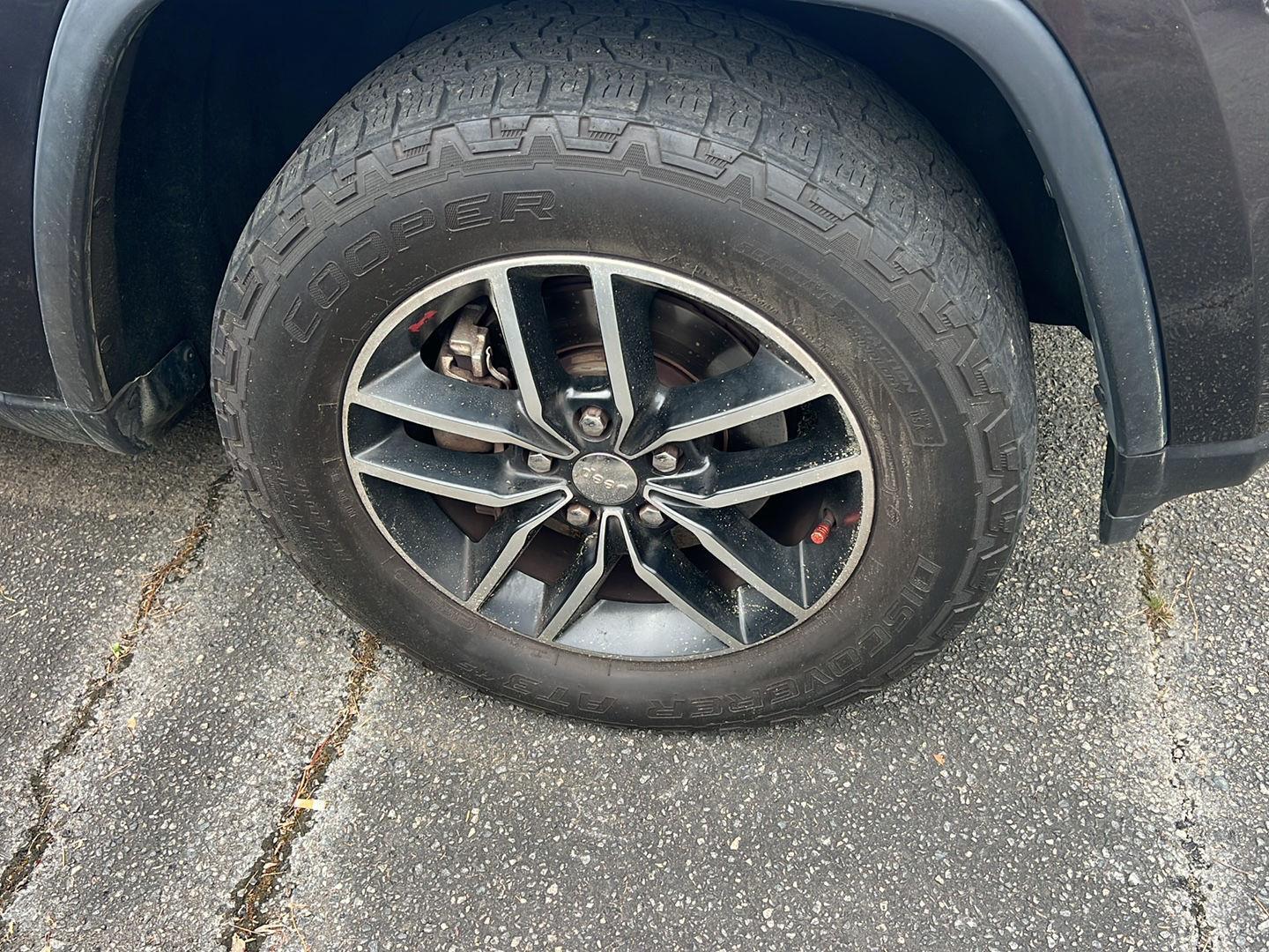 Used 2017 Granite Crystal Metallic Clearcoat Jeep Trailhawk image 7