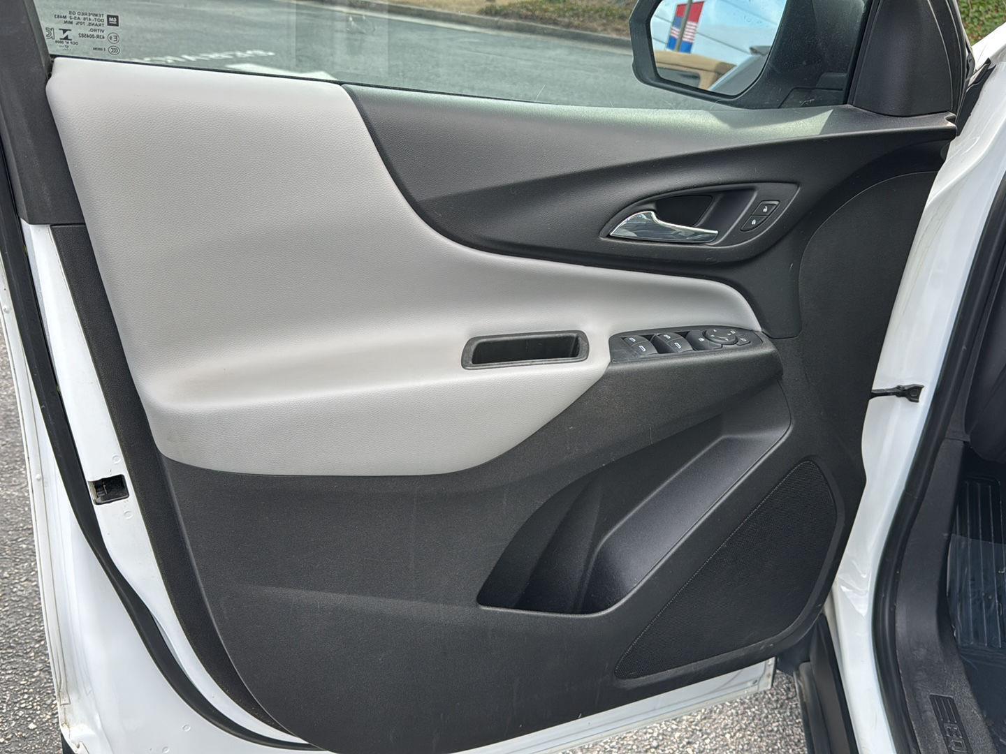 Used 2018 Summit White Chevrolet LS image 15