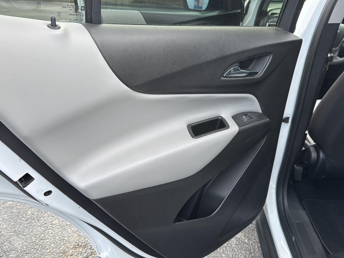 Used 2018 Summit White Chevrolet LS image 16