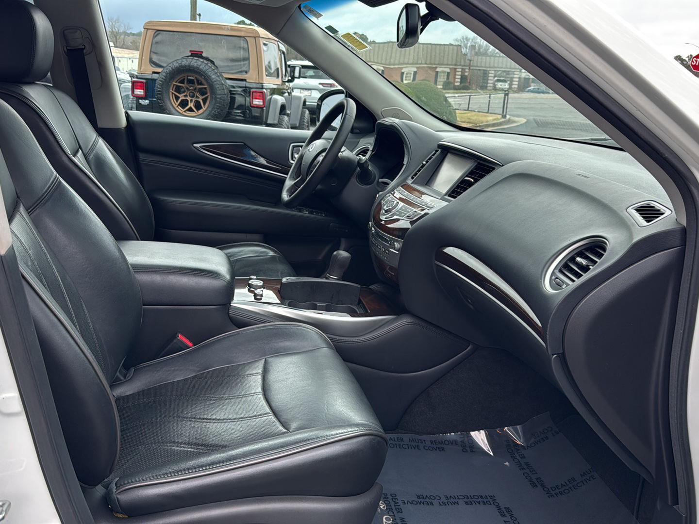 Used 2015 Majestic White INFINITI AWD 4dr image 10