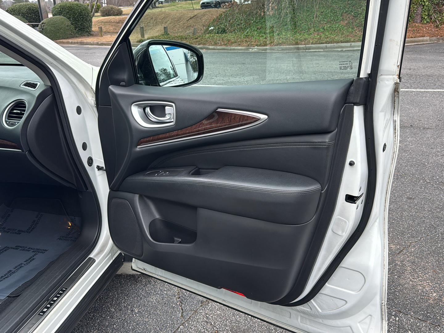 Used 2015 Majestic White INFINITI AWD 4dr image 12