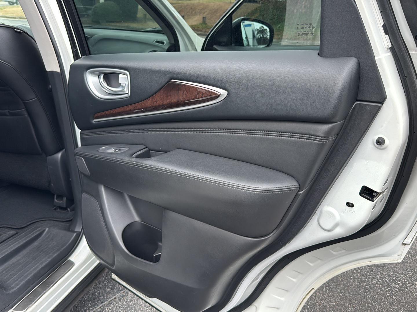 Used 2015 Majestic White INFINITI AWD 4dr image 13
